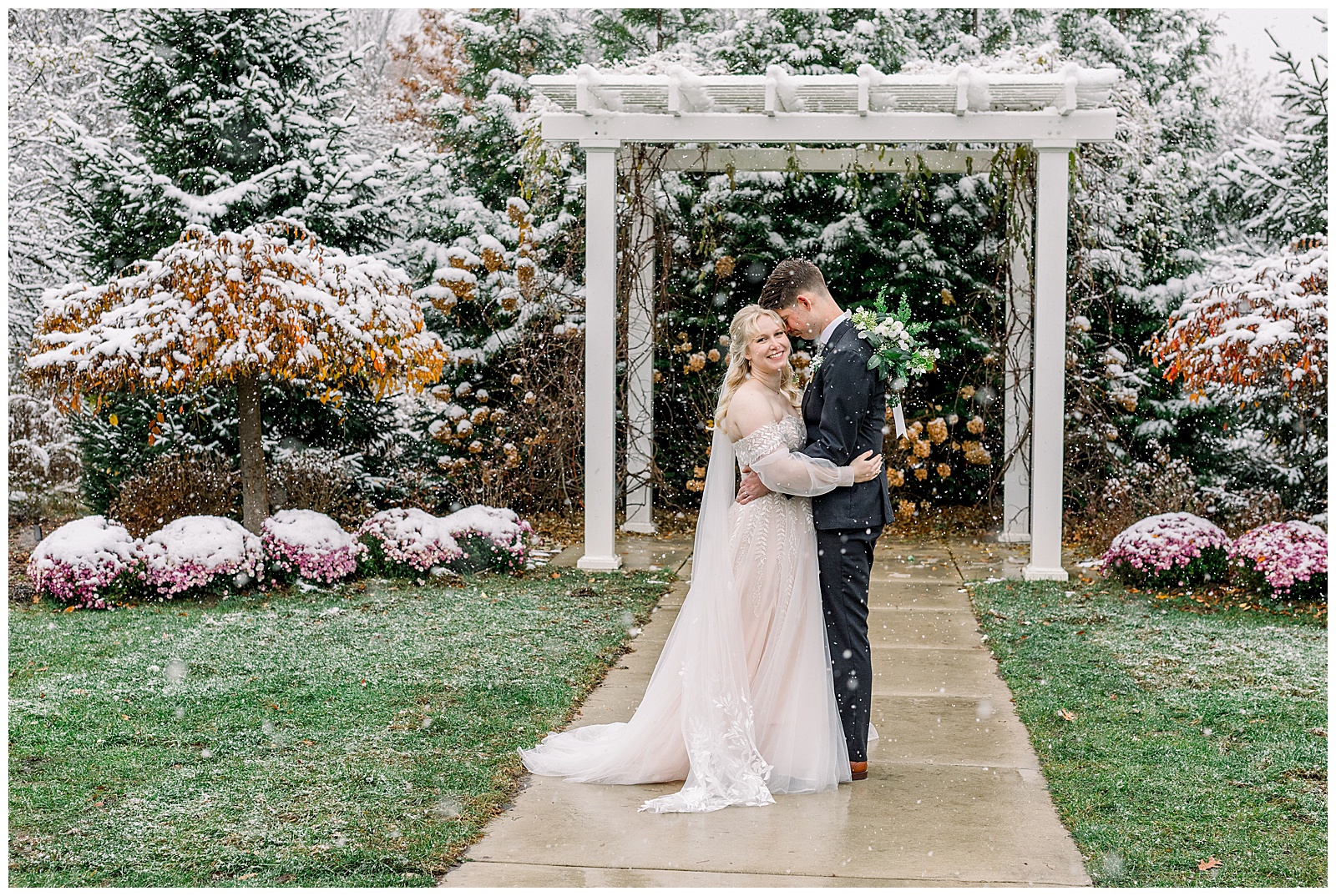 Just married couple in a snowy scene